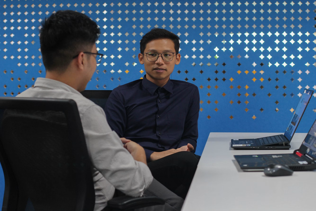 businessman over computers and AI

https://unsplash.com/photos/two-men-sitting-at-a-table-talking-to-each-other-CLhULgqR-xg